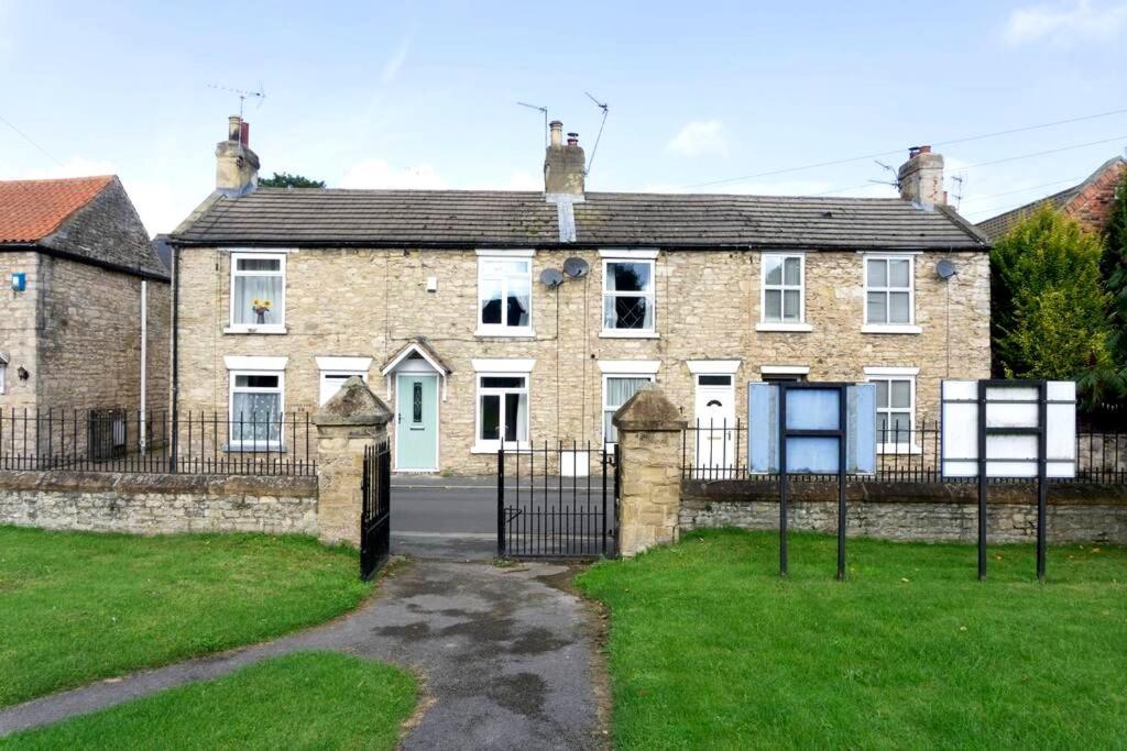 Country Cottage With Church View And Fireplace Near Leeds & York Exterior foto